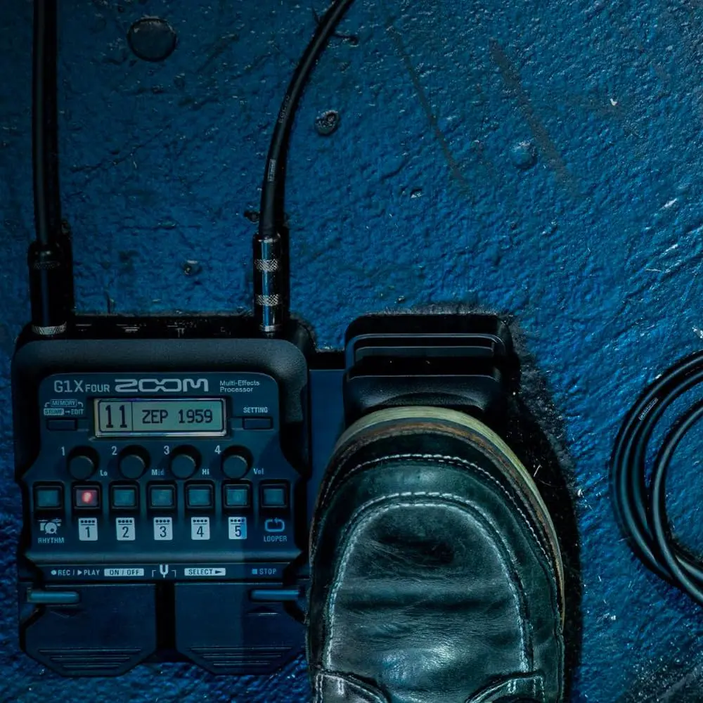 Zoom G1X Four Multi-effects Processor with Expression Pedal without adapter (Black)